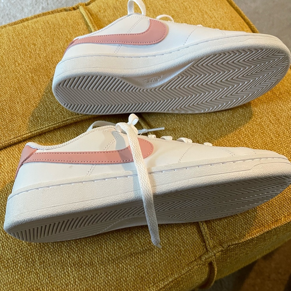 Brand new ladies sneakers